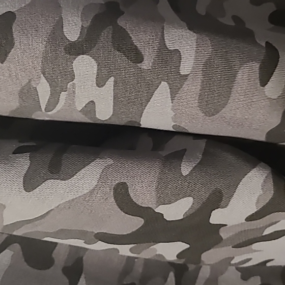 REEBOK MENS BLACK AND GRAY CAMOUFLAGE SWEATSHIRT SIZE EXTRA LARGE XL - Picture 8 of 8